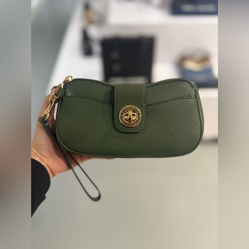 NWT Marc Jacobs Turn Lock Wristlet - Spruce